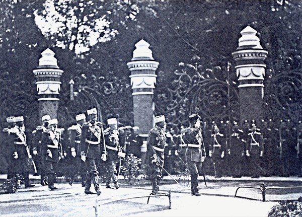 021-Николай II принимает парад по случаю освящения храма, 1907